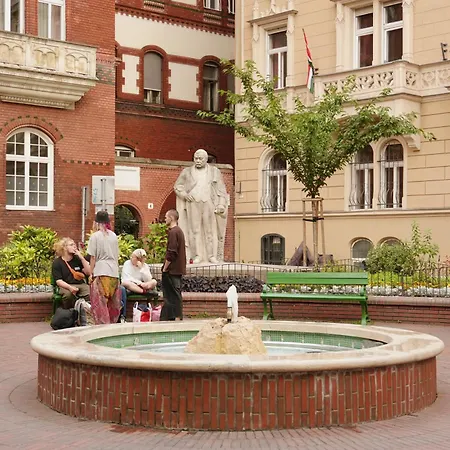Apartment Chic 3br Gem In The 8th - Walk To Krudy St Budapest