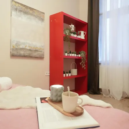 Apartment Chic 3br Gem In The 8th - Walk To Krudy St *