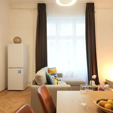 Apartment Chic 3br Gem In The 8th - Walk To Krudy St