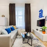 Chic 3br Gem In The Heart Of Budapest- Walk To Krudy St Apartment