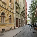 Apartment Chic 3br Gem In The Heart Of Budapest- Walk To Krudy St