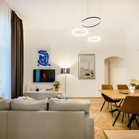 Appartement Chic 3br Gem In The Heart Of Budapest- Walk To Krudy St Budapest