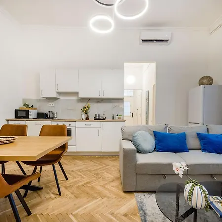 Chic 3br Gem In The Heart Of Budapest- Walk To Krudy St Apartmán *