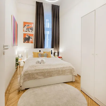 Chic 3br Gem In The Heart Of Budapest- Walk To Krudy St 아파트
