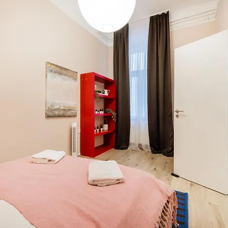 Chic 3br Gem In The Heart Of Budapest- Walk To Krudy St 아파트 부다페스트