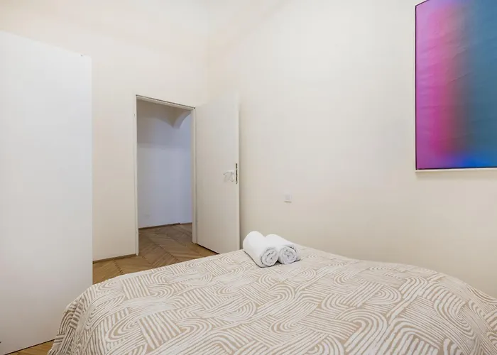 Chic 3br Gem In The Heart Of Budapest- Walk To Krudy St 아파트