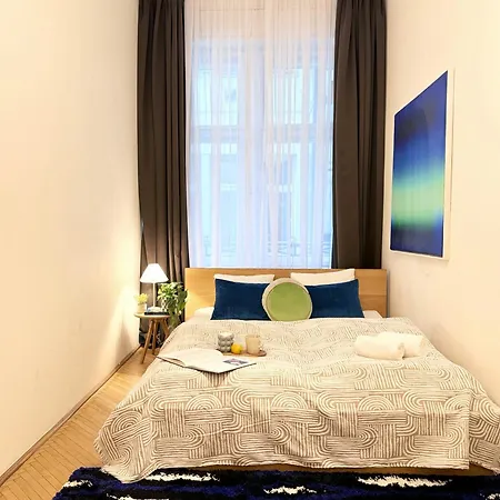 Chic 3br Gem In The 8th - Walk To Krudy St Apartmán